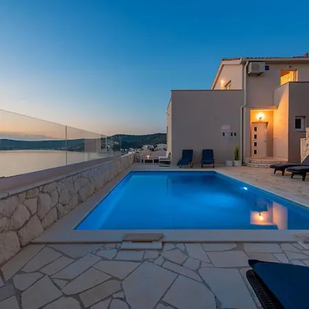 Quiet Bay Getaway Mona 2 4 And 6 Apartment Razanj