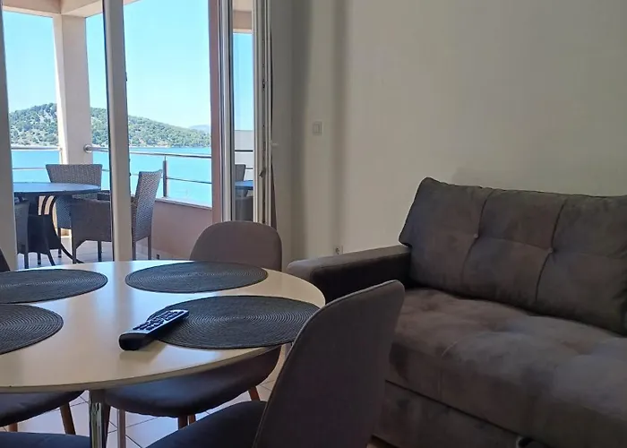 Quiet Bay Getaway Mona 2 4 And 6 * Ražanj