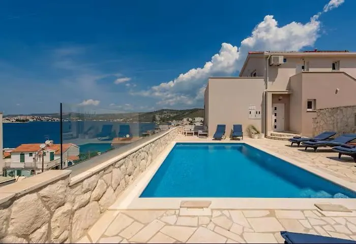 Quiet Bay Getaway Mona 2 4 And 6 Apartment Razanj